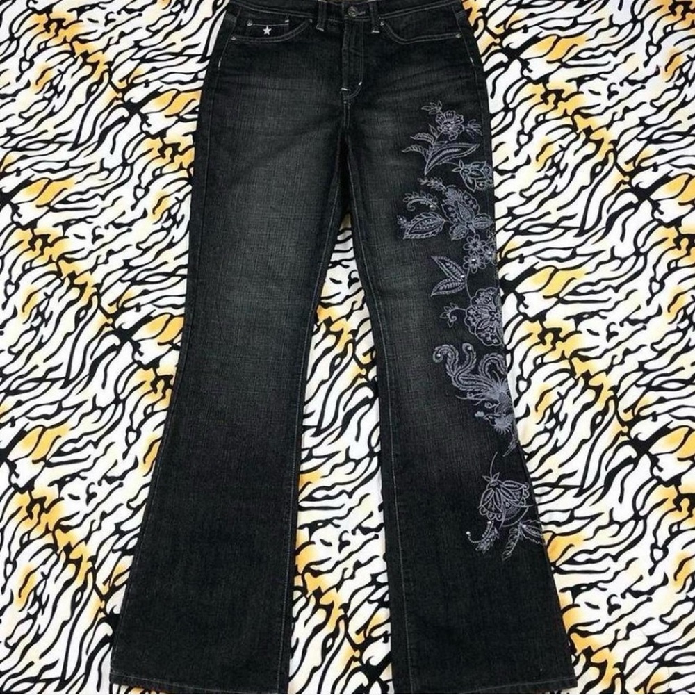 Measurements:
Waist - 30"
Hips - 38"
Rise - 10"
Inseam - 34"
Thigh - 20"